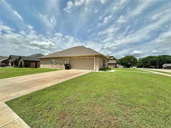 $399,000 | 318 East 4th Street, Lindsay, TX 76250