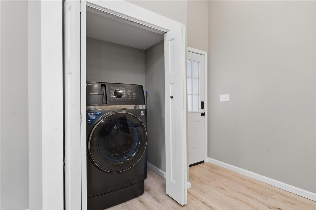 2950 Fairfield Pike Springfield, OH 45502 - Photo 18 of 48 Conveniently located laundry area with modern appliances for effortless living.