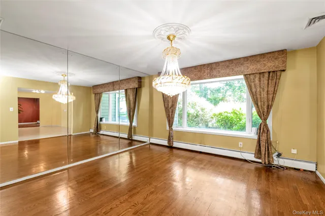 $1,700,000 | 8 Lisa Drive, Dix Hills, NY 11746