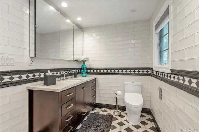 $1,700,000 | 8 Lisa Drive, Dix Hills, NY 11746