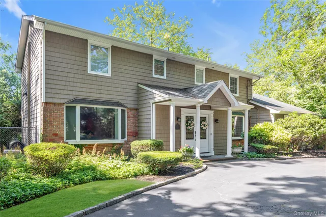$1,700,000 | 8 Lisa Drive, Dix Hills, NY 11746