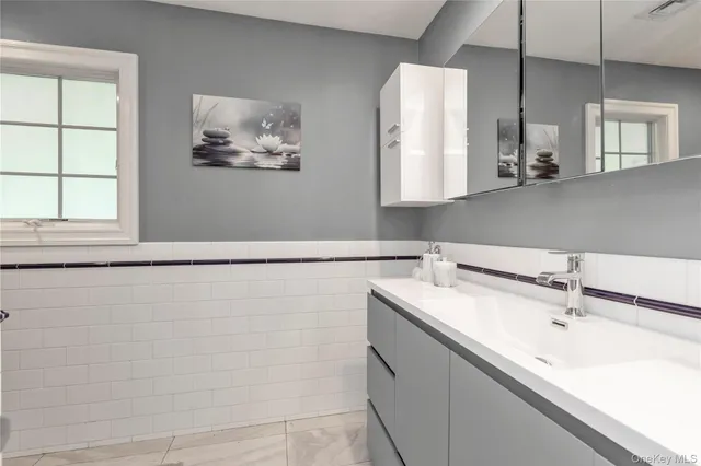 $1,700,000 | 8 Lisa Drive, Dix Hills, NY 11746