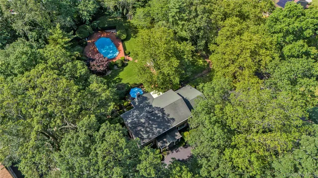 $1,700,000 | 8 Lisa Drive, Dix Hills, NY 11746