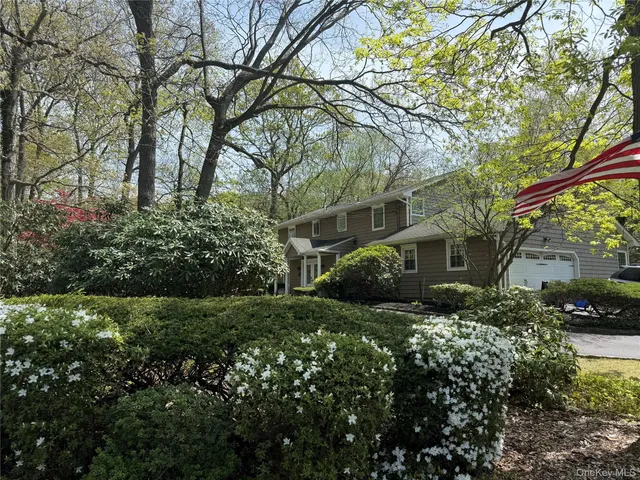 $1,700,000 | 8 Lisa Drive, Dix Hills, NY 11746