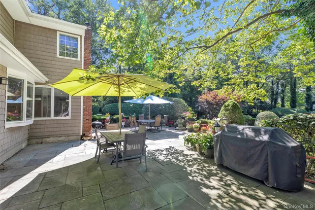 $1,700,000 | 8 Lisa Drive, Dix Hills, NY 11746