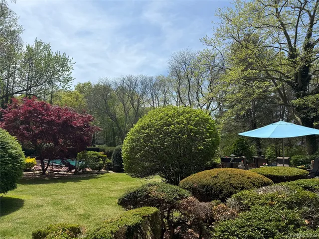 $1,700,000 | 8 Lisa Drive, Dix Hills, NY 11746