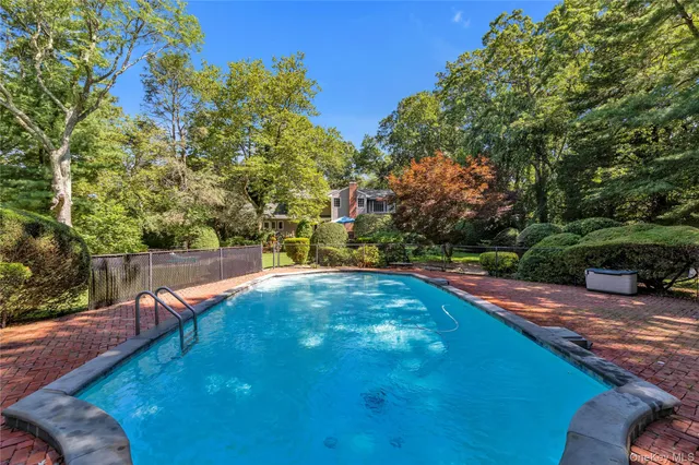 $1,700,000 | 8 Lisa Drive, Dix Hills, NY 11746