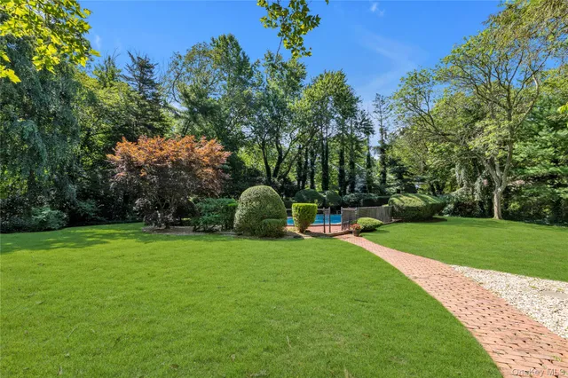 $1,700,000 | 8 Lisa Drive, Dix Hills, NY 11746