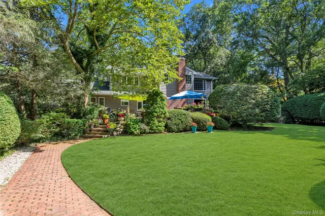 $1,700,000 | 8 Lisa Drive, Dix Hills, NY 11746