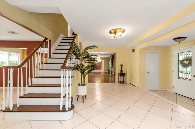 $1,700,000 | 8 Lisa Drive, Dix Hills, NY 11746