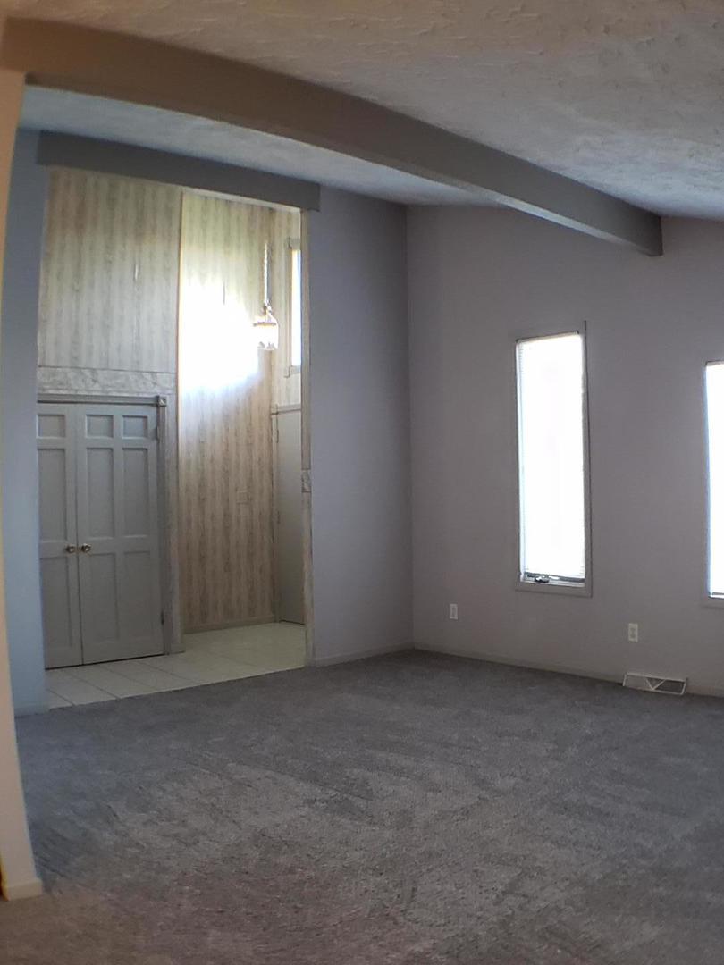 24805 Murphy Road Wilmington, IL 60481 - Photo 4 of 20 an empty room with windows