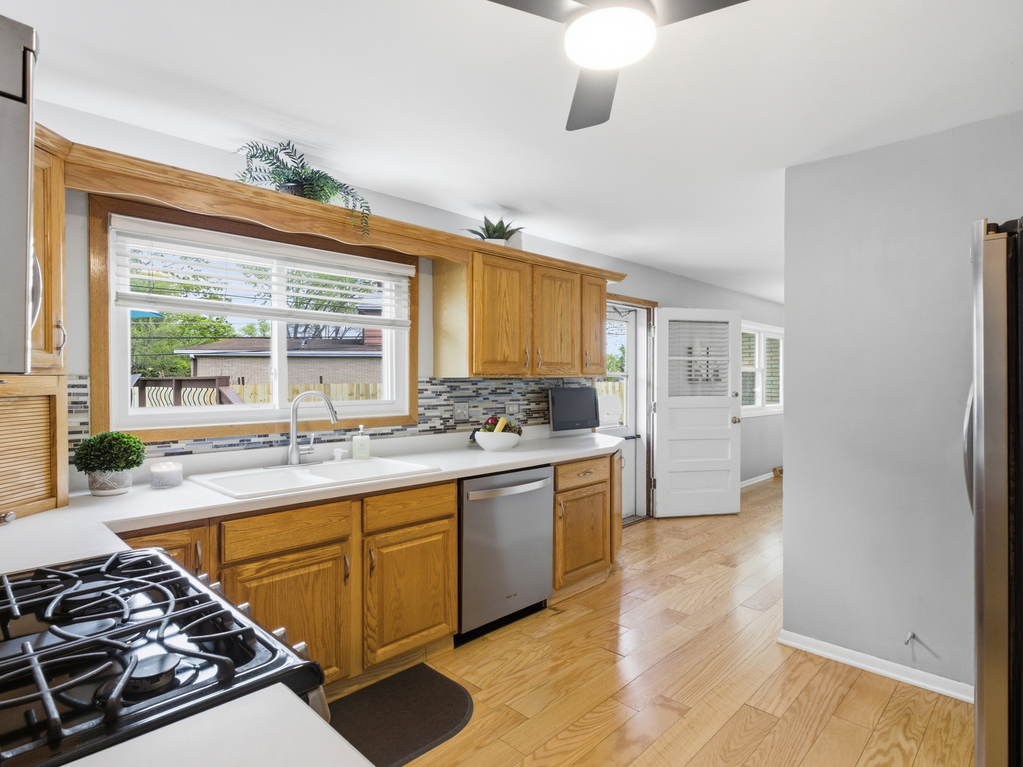 237 North Pioneer Drive Addison, IL 60101 - Photo 11 of 33
