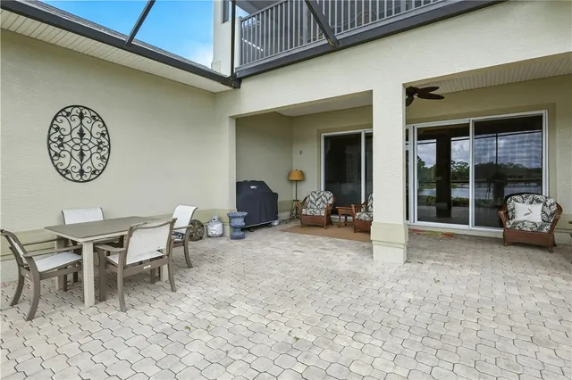 a view of a dinning table and chairs in back of a building