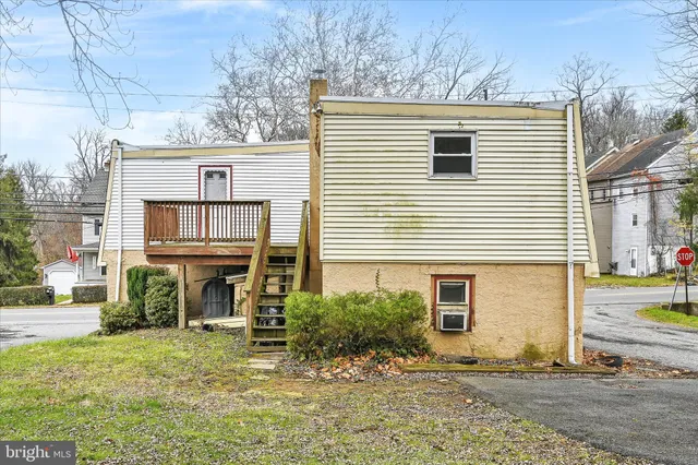 a view of a house with backyard