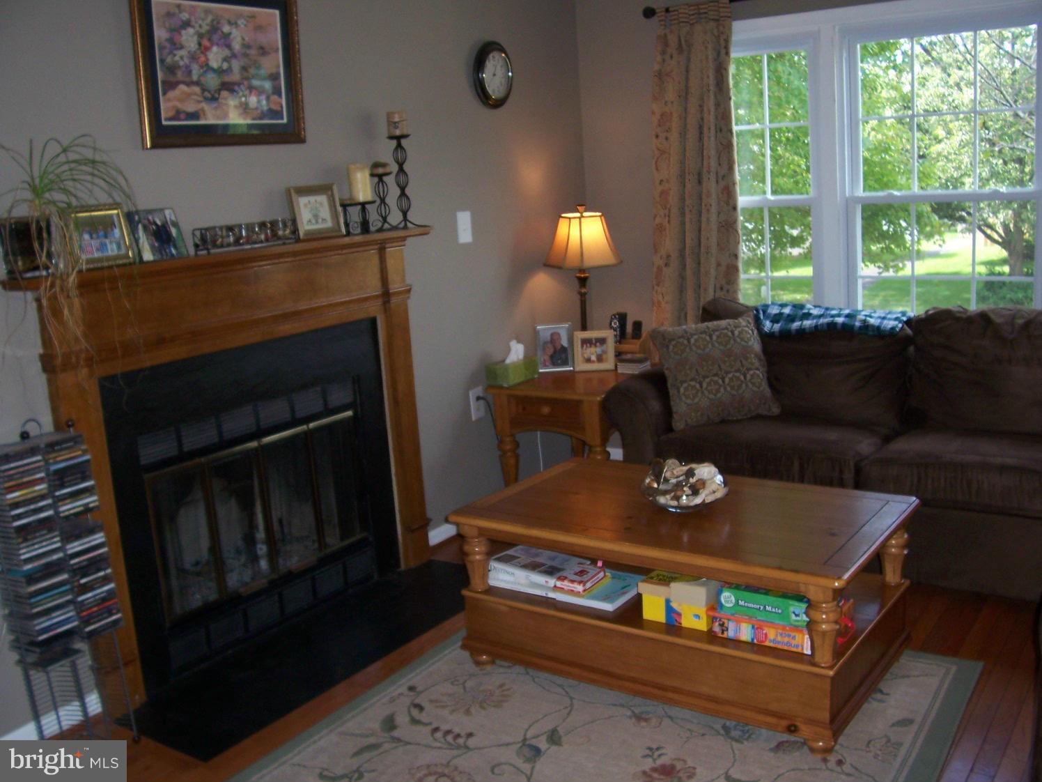 10429 Labrador Loop Manassas, VA 20112 - Photo 3 of 28 Living Room