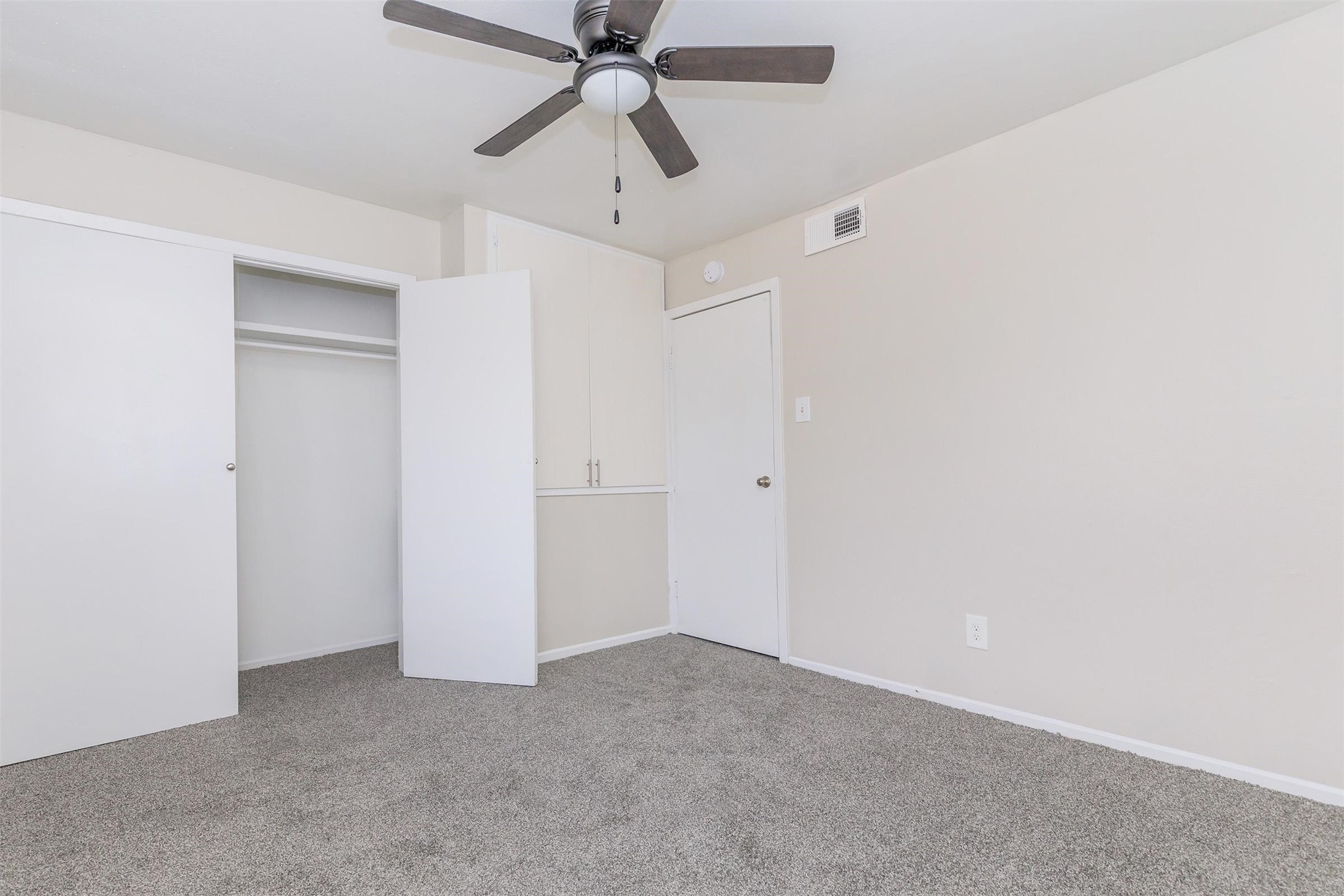 8271 Stone Street, Unit 7128 Houston, TX 77061 - Photo 10 of 27 an empty room with chandelier fan