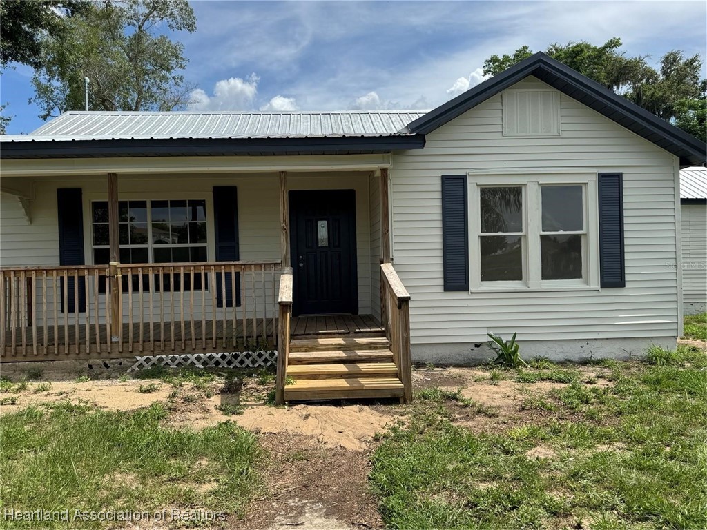 111 D Street Frostproof, FL 33843 - Photo 1 of 40 a front view of a house with a porch