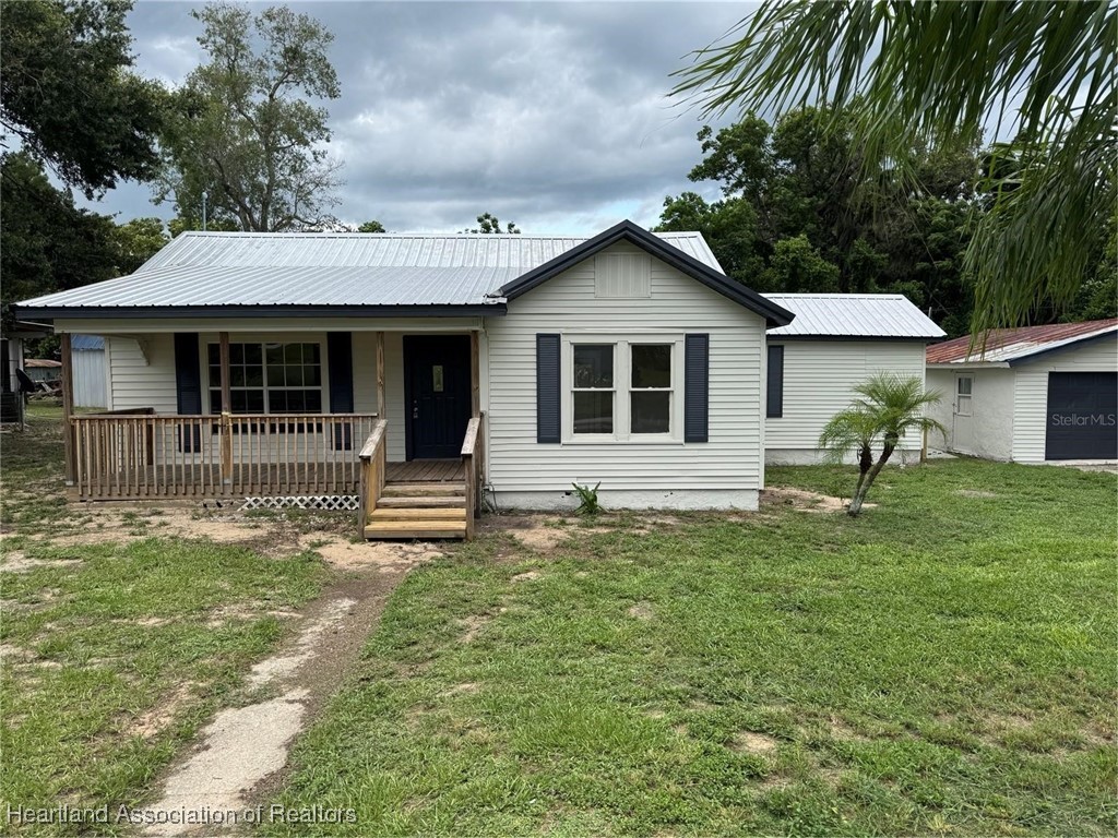 111 D Street Frostproof, FL 33843 - Photo 40 of 40 a front view of a house with a yard