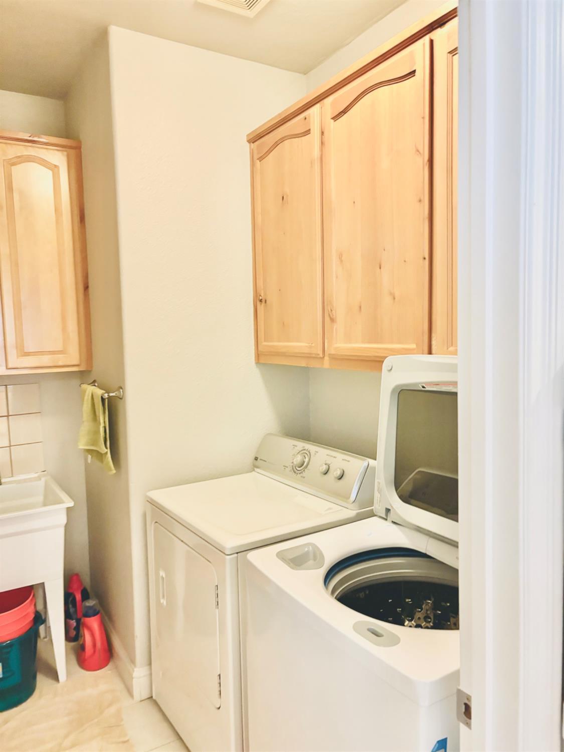 3416 Rio Linda Boulevard Sacramento, CA 95838 - Photo 9 of 13 a utility room with dryer and washer