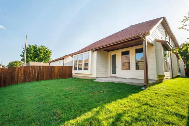 a view of a house with backyard