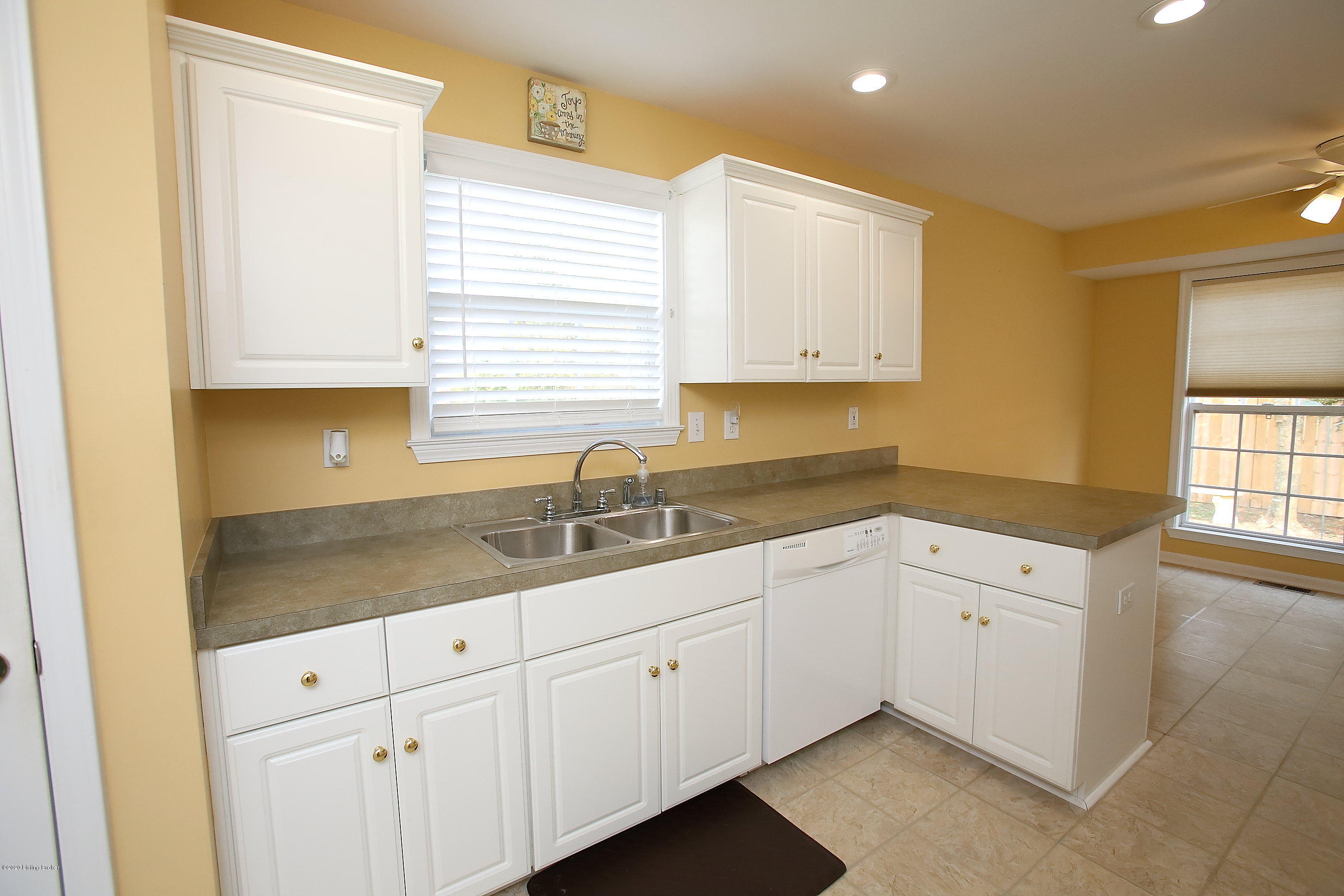 1413 Twin Ridge Road Louisville, KY 40242 - Photo 17 of 42 Kitchen