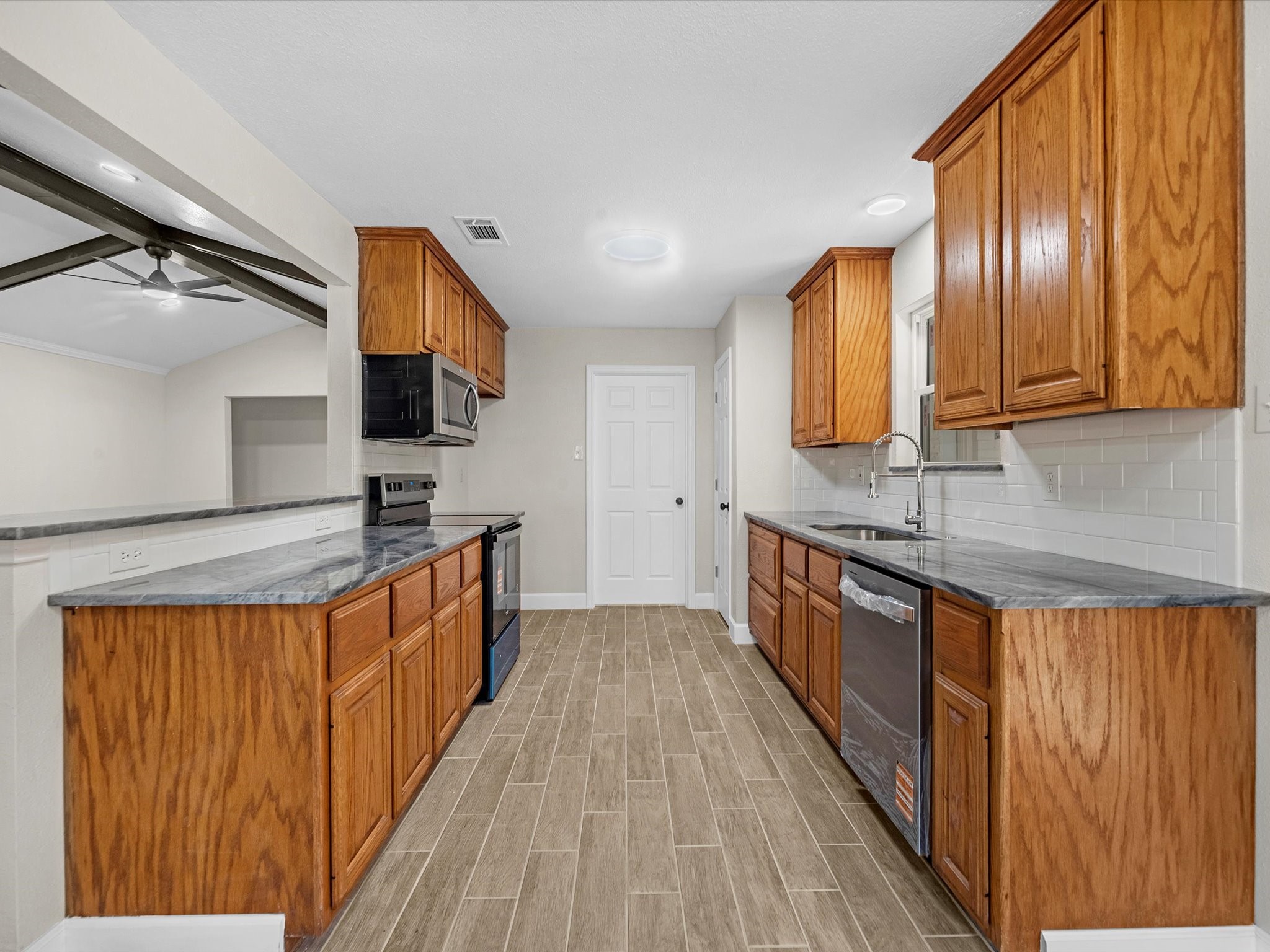 9096 North Comanche Circle Willis, TX 77378 - Photo 11 of 30 All new Stainless Steel appliances and amazing Grade A blue and gold granite countertops