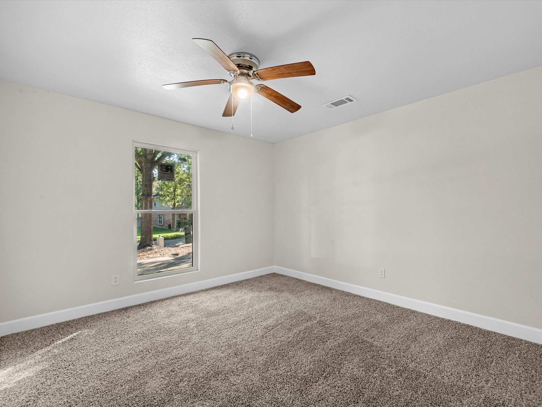 9096 North Comanche Circle Willis, TX 77378 - Photo 23 of 30 Another front facing bedroom