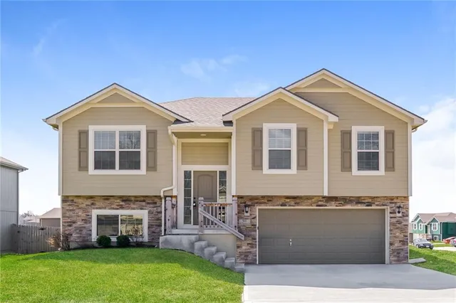 $2,215 | 501 Fall Meadow Lane, Belton, MO 64012