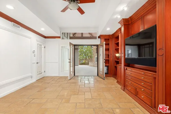 a view of an entryway with a livingroom