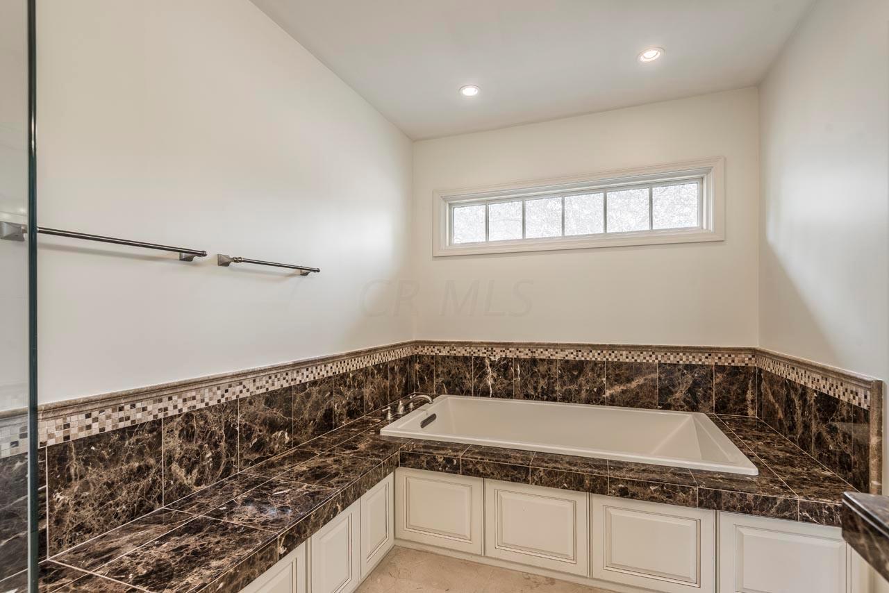2466 Lytham Road Columbus, OH 43220 - Photo 24 of 46 Gallery Image 24