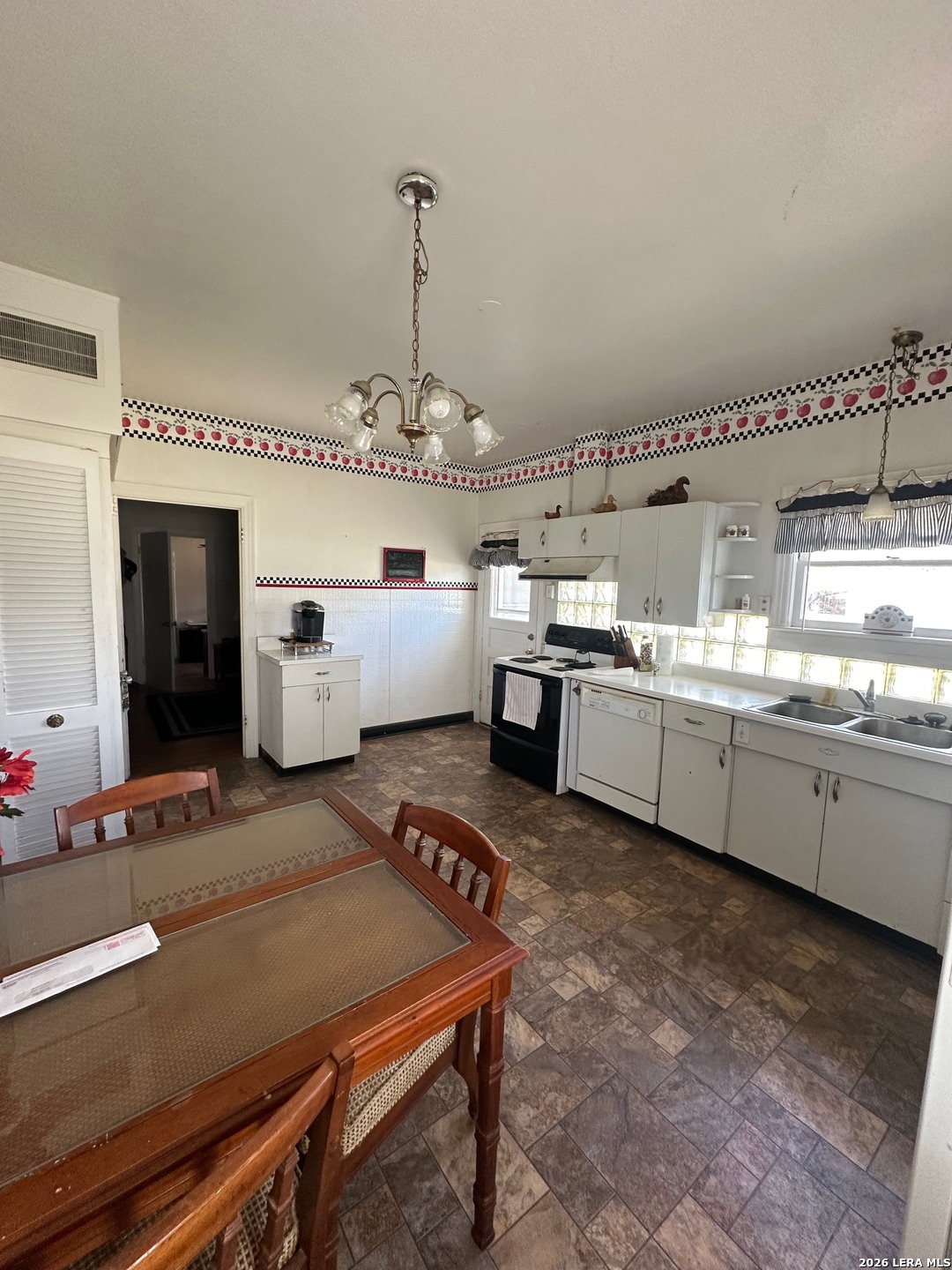 844 Laurel Street Uvalde, TX 78801 - Photo 7 of 17