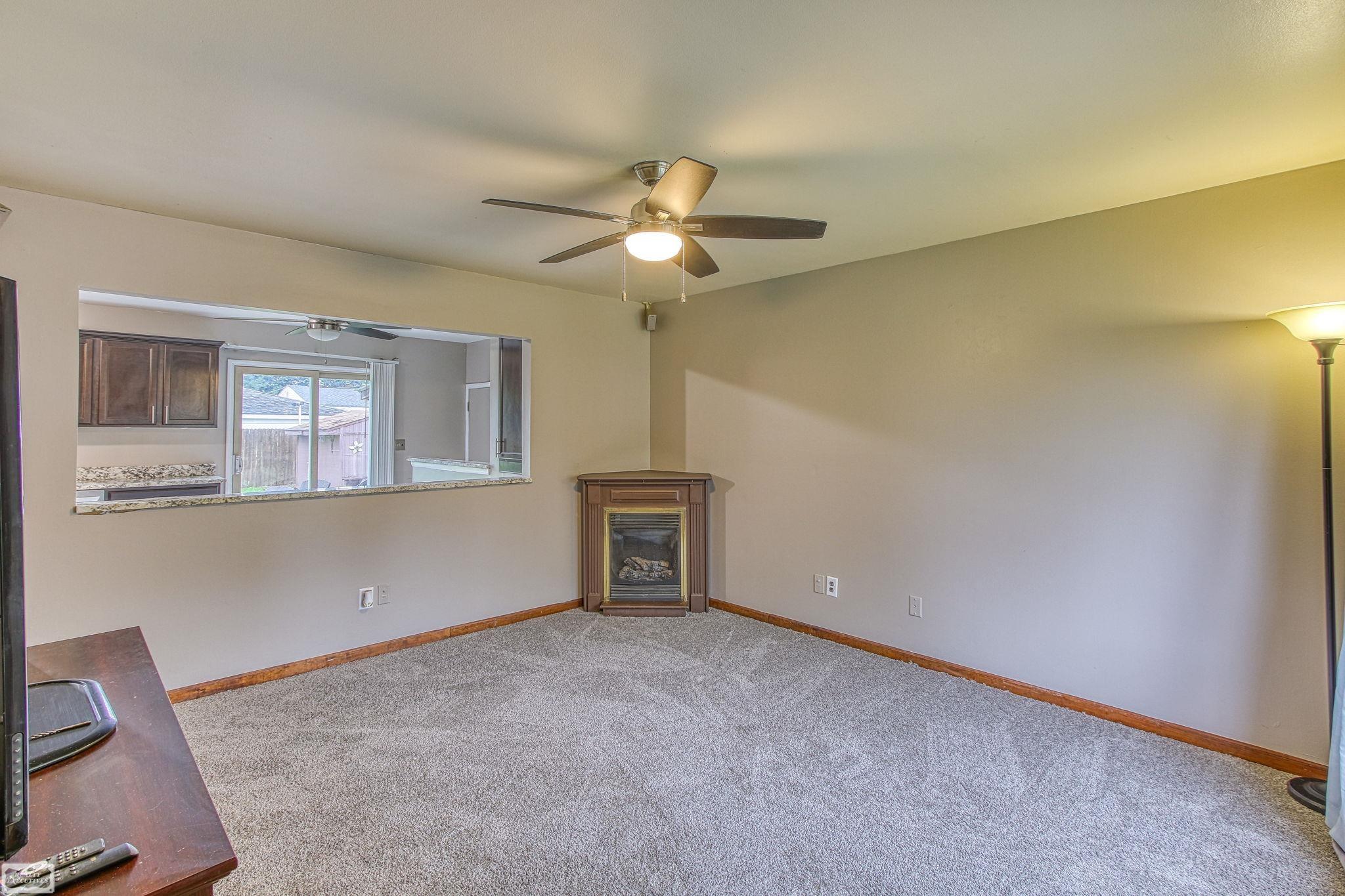 18527 Bittersweet Road Fraser, MI 48026 - Photo 5 of 46 50120102-4.JPG