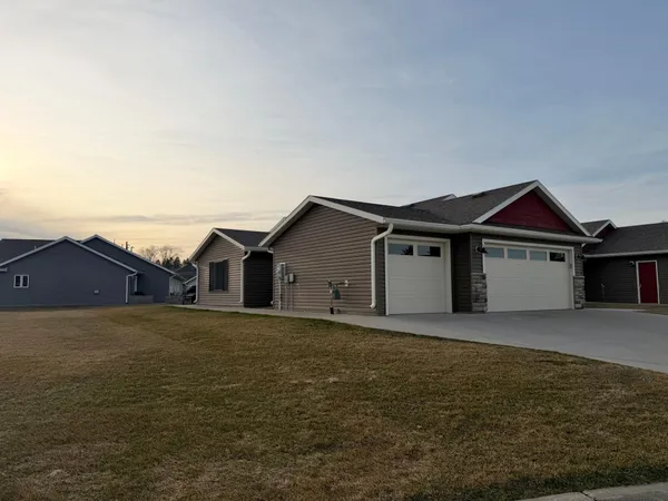 $359,900 | 147 Highlands Circle, Zumbrota, MN 55992