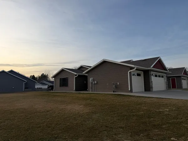 $359,900 | 147 Highlands Circle, Zumbrota, MN 55992
