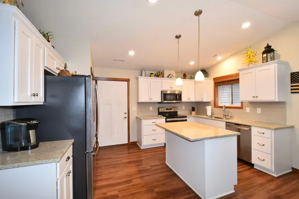 $359,900 | 147 Highlands Circle, Zumbrota, MN 55992