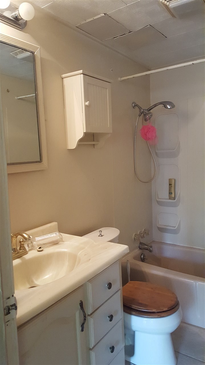 6258 Lapeer Road Burton, MI 48509 - Photo 8 of 11 31397110-7.JPG