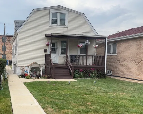 a view of a house with a yard