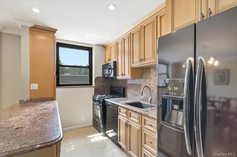 $325,000 | 86-22 155th Avenue, Unit 3L | Lindenwood