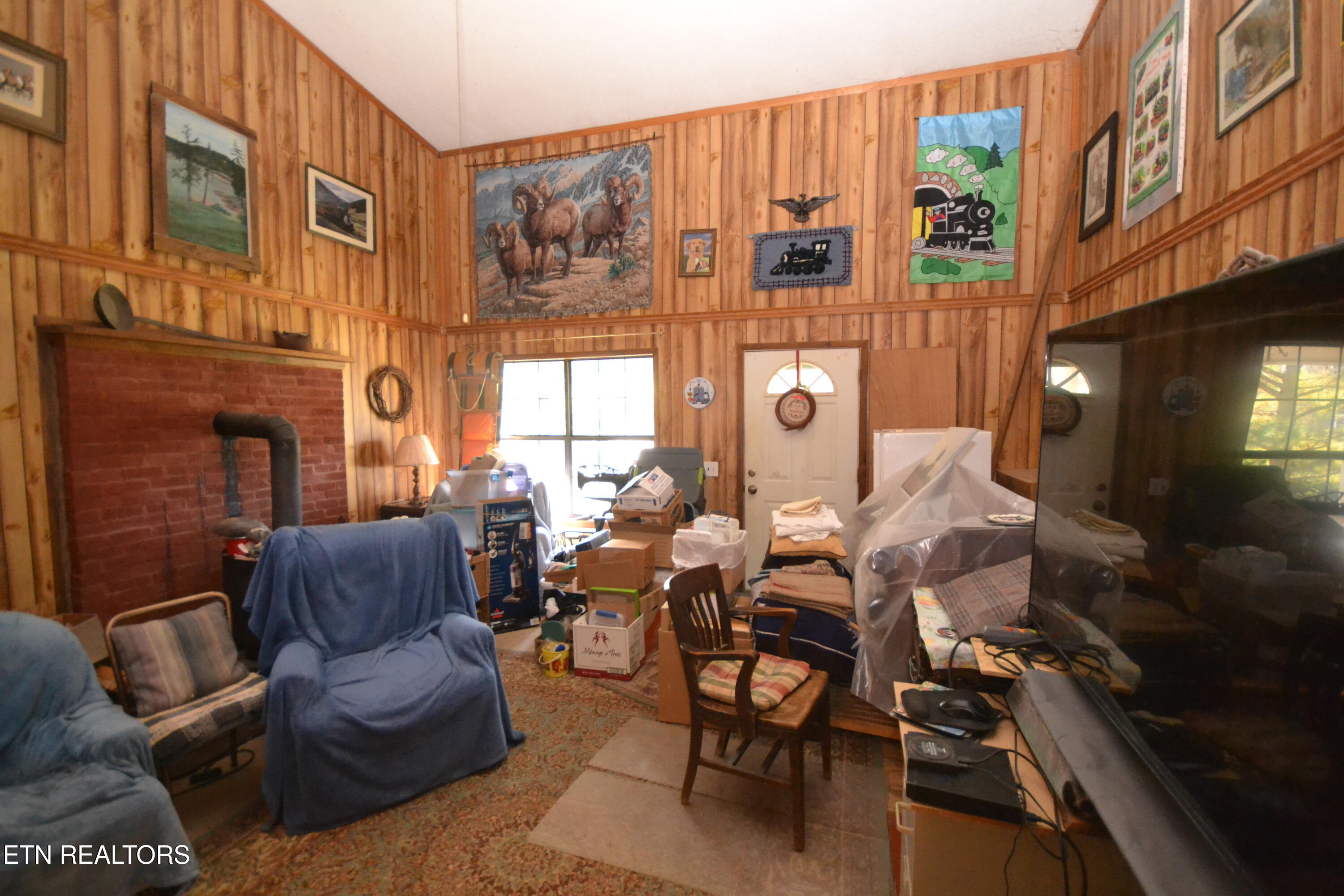1894 Paint Rock Valley Road Philadelphia, TN 37846 - Photo 10 of 21 Living Room