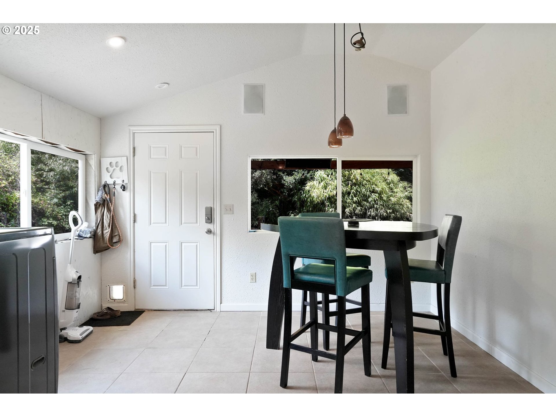 241 Rees Hill Road Southeast Salem, OR 97306 - Photo 19 of 40 a dining room with furniture and window