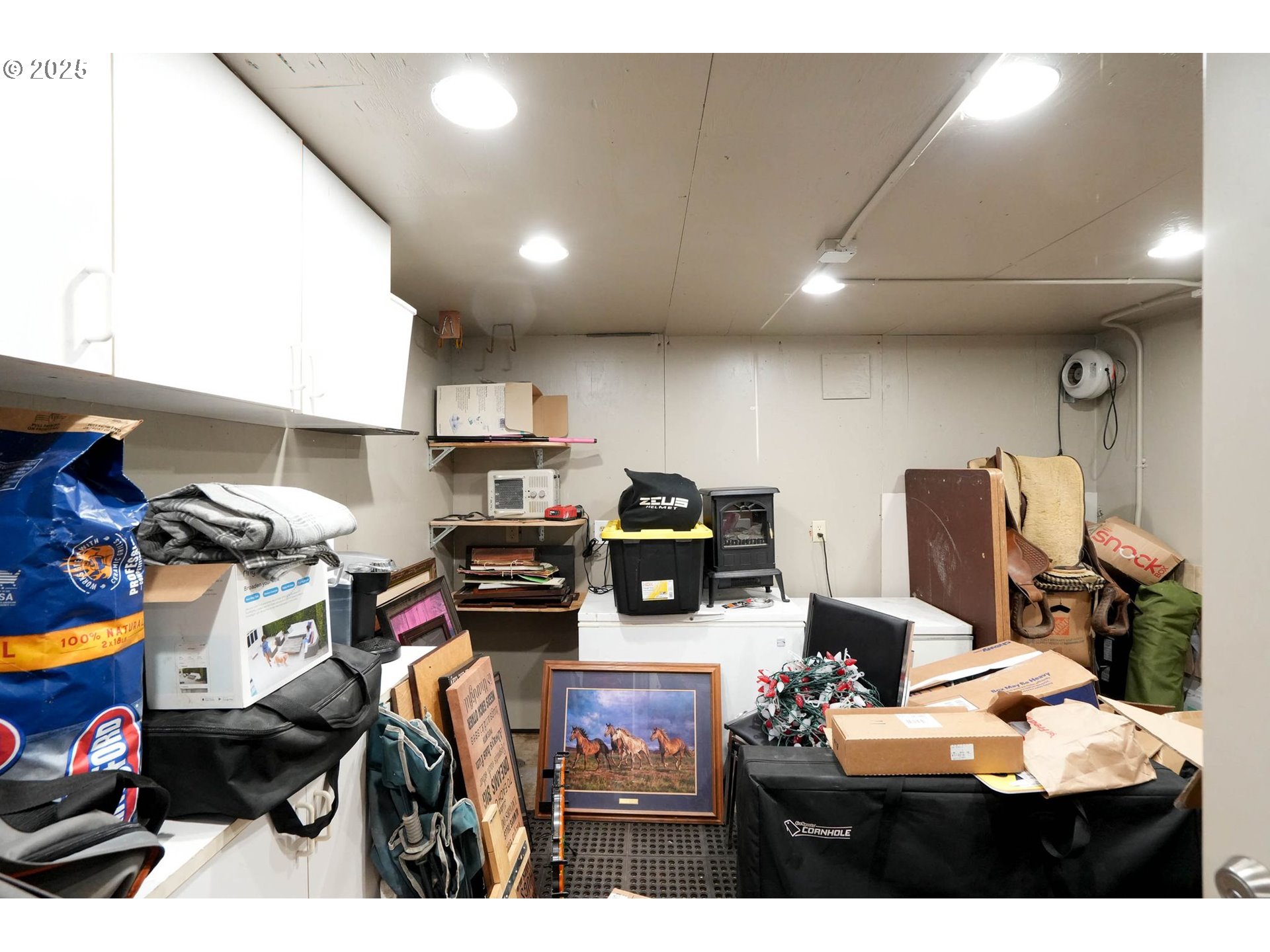 241 Rees Hill Road Southeast Salem, OR 97306 - Photo 40 of 40 a workspace with furniture and a gym machine