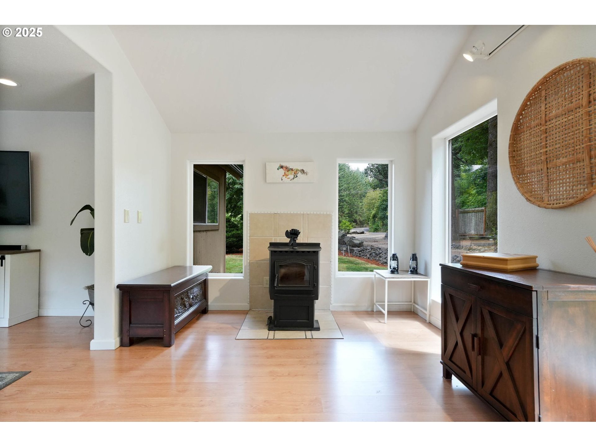 241 Rees Hill Road Southeast Salem, OR 97306 - Photo 10 of 40 a living room with furniture and a fireplace