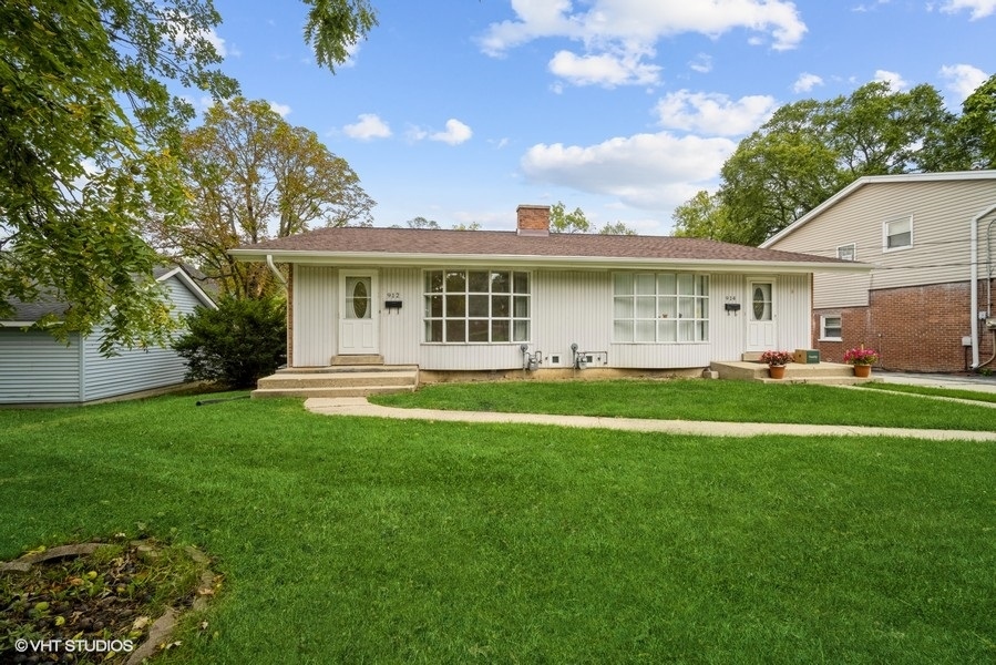 912 Chestnut Street Deerfield, IL 60015 - Photo 1 of 20 a front view of house with yard and green space