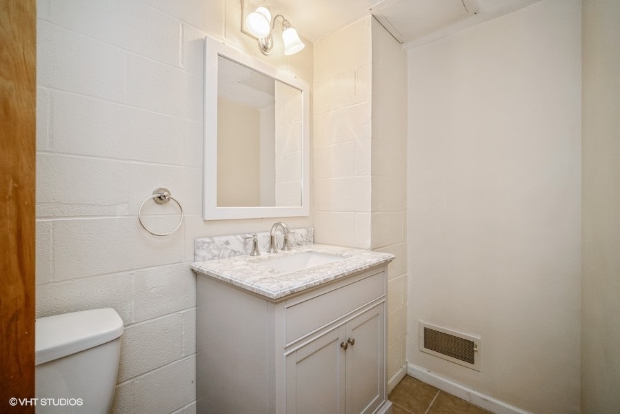 912 Chestnut Street Deerfield, IL 60015 - Photo 16 of 20 a bathroom with a sink toilet and vanity