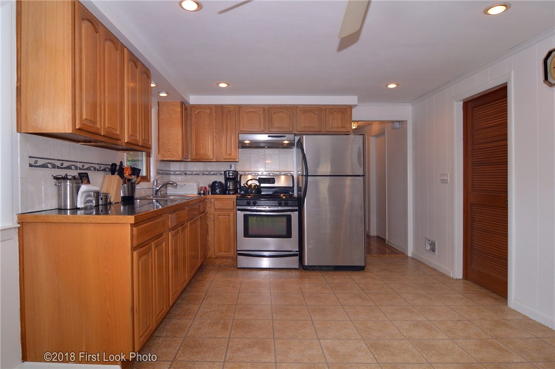 27 Bedford Road Cranston, RI 02910 - Photo 8 of 33 Kitchen