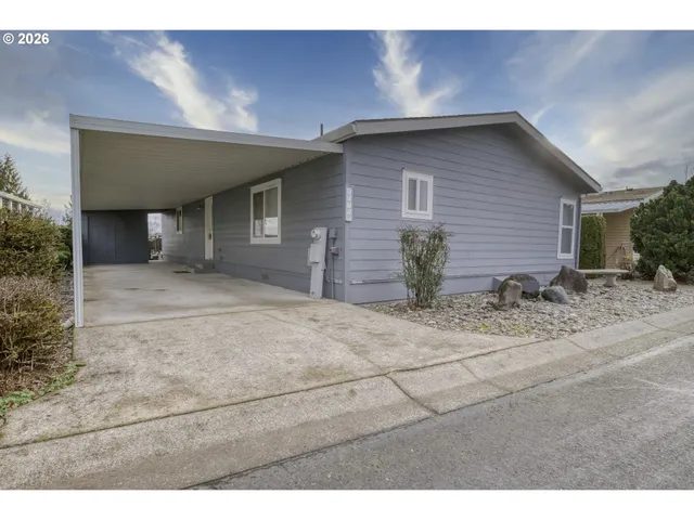 a view of a house with backyard