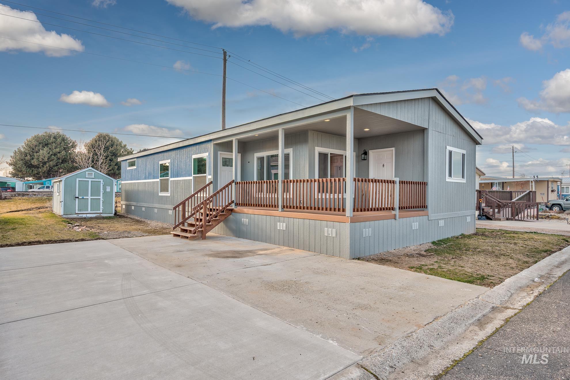 Manufactured / mobile home with crawl space, a porch, and a shed