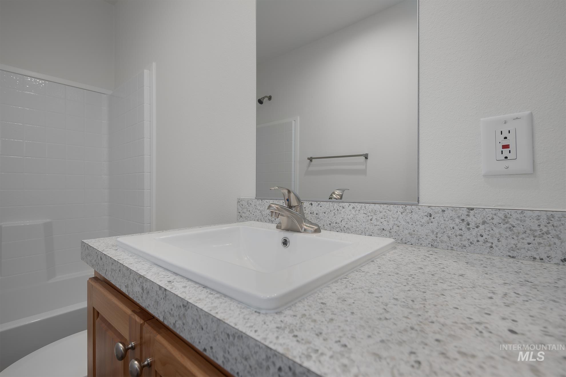 2750 Alden Road, Unit 8 Fruitland, ID 83619 - Photo 19 of 31 Full bath featuring vanity and shower / bath combination