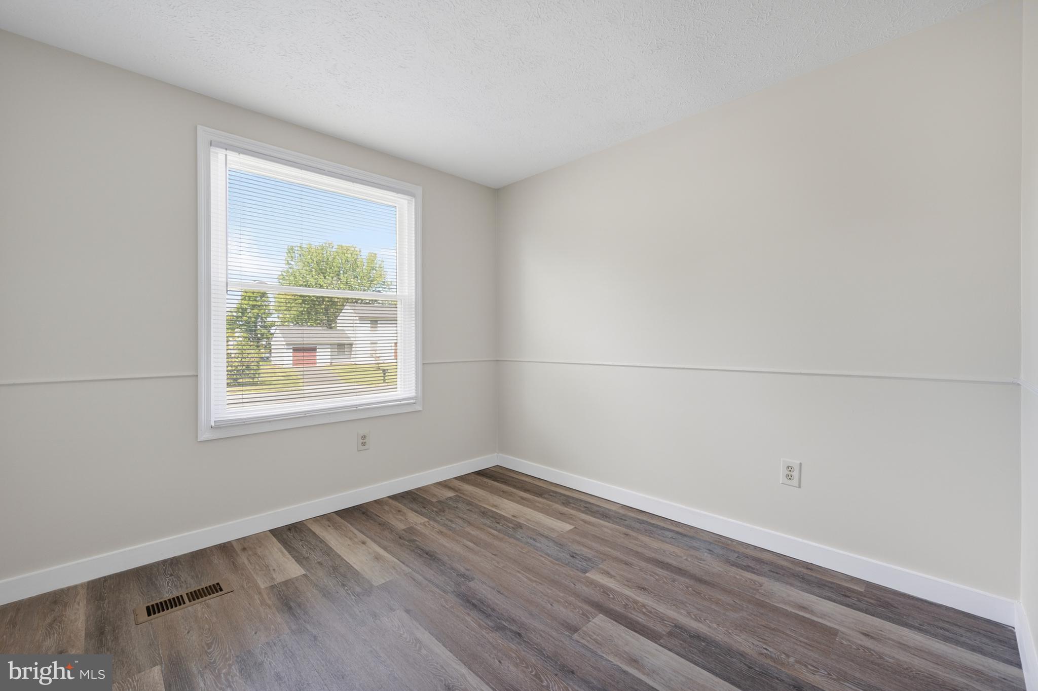4429 Cub Run Road Chantilly, VA 20151 - Photo 22 of 56 an empty room with a window