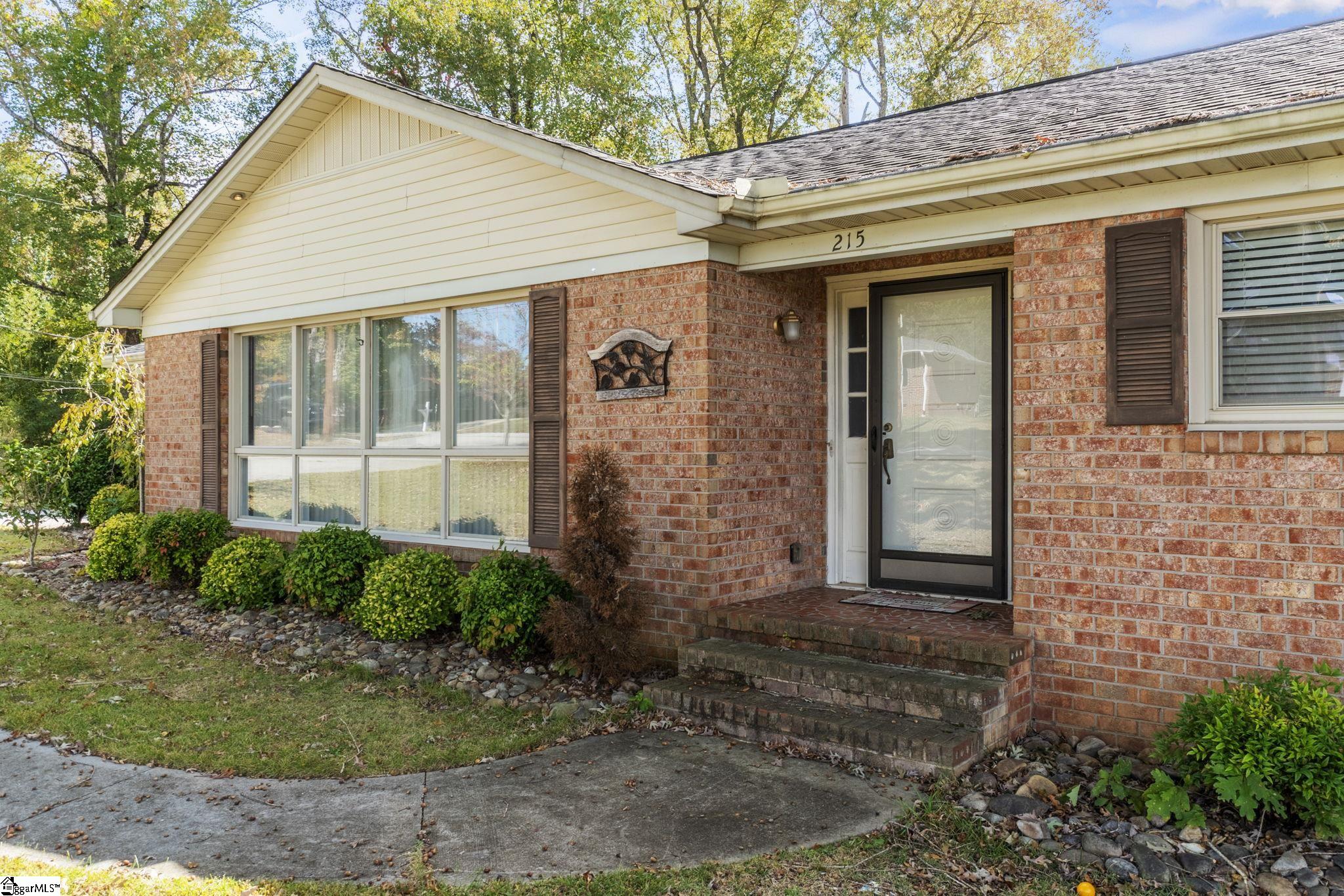 215 Eastbourne Road Greenville, SC 29611 - Photo 3 of 34 Gallery Image 3